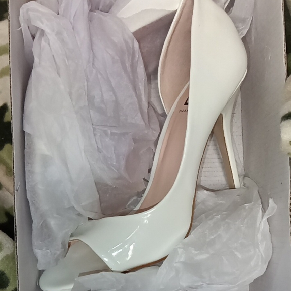 Elegant White Peep-Toe Heels!!
